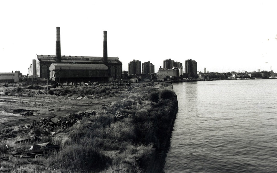 1983 photo by Bernard Selwyn looking east to Lots Road power station. Reproduced by kind permission of the Royal Borough of Kensington and Chelsea.